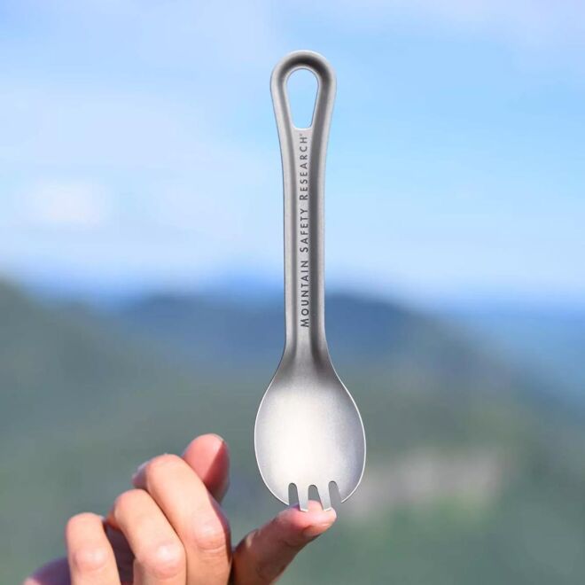 MSR Titan Spork posata da campeggio
